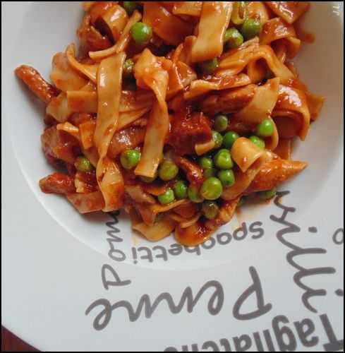 Tagliatelles au chorizo, tomates et petits pois