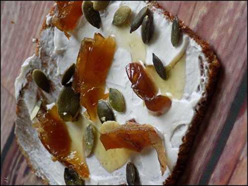 Tartine au chèvre datte et graines