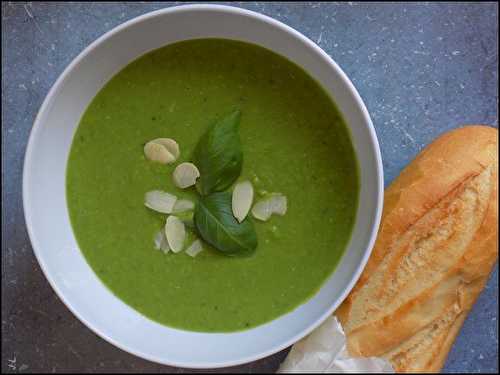 Velouté pois amandes basilic