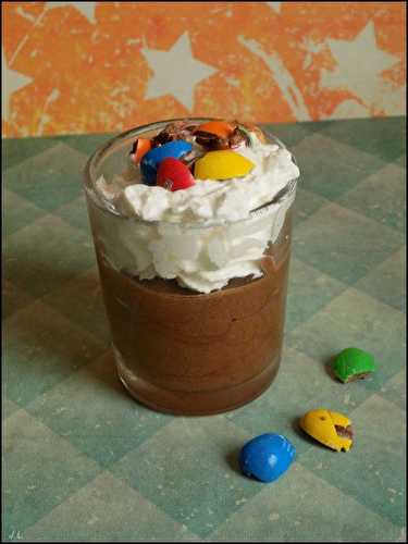 Verrine de chocolat à la chantilly et éclats de M&M's