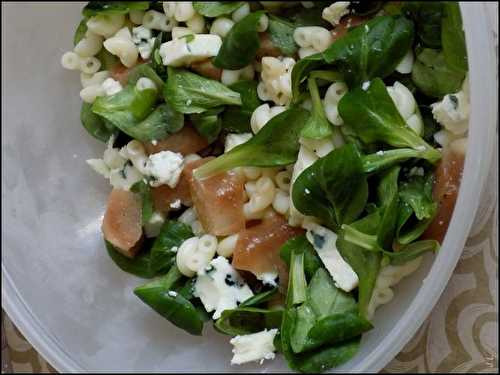 Salade de coquillettes au bleu, poire et mâche