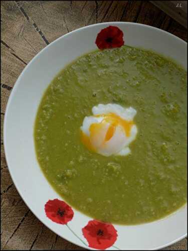 Soupe de fèves à l'oeuf poché