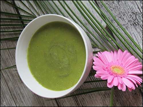 Soupe de petits pois au pesto de menthe