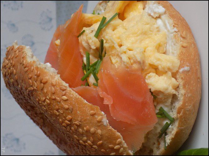 Bagels aux oeufs brouillés et saumon 