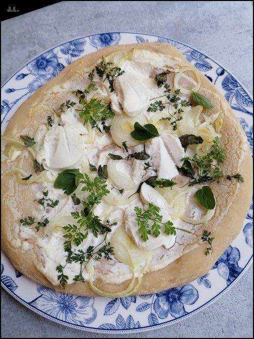 Pizza au chèvre, oignons et herbes 