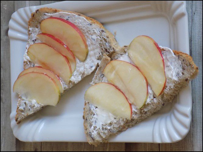 Tartine chèvre pomme piment 