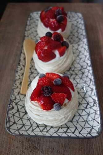 MINI PAVLOVAS AUX FRUITS ROUGES - UNE TOULOUSAINE EN CUISINE