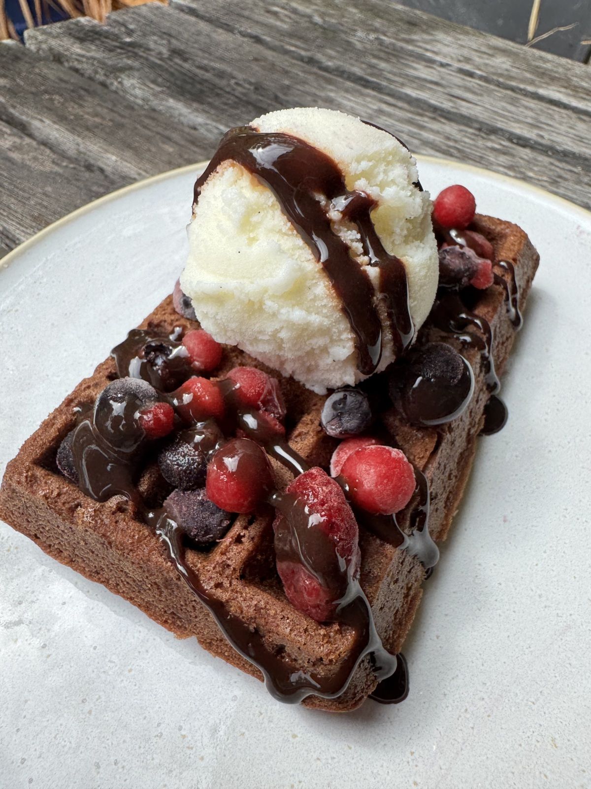 GAUFRES CHOCOLAT FRUITS ROUGES ET GLACE VANILLE POUR LES GOURMANDS