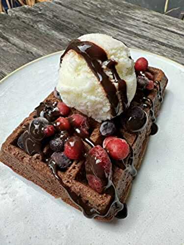 GAUFRES CHOCOLAT FRUITS ROUGES ET GLACE VANILLE POUR LES GOURMANDS