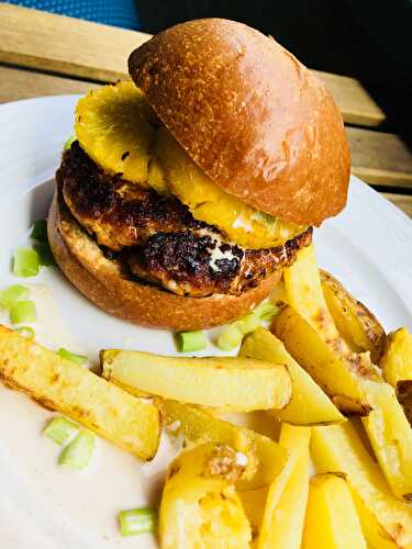 Burger au porc et à l’ananas accompagné de frites au four