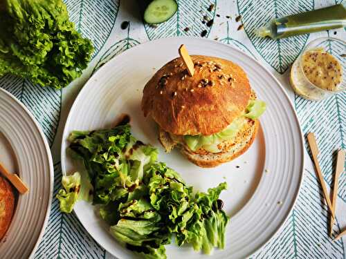 Burgers de saumon, pickles de concombre et mayonnaise au wasabi