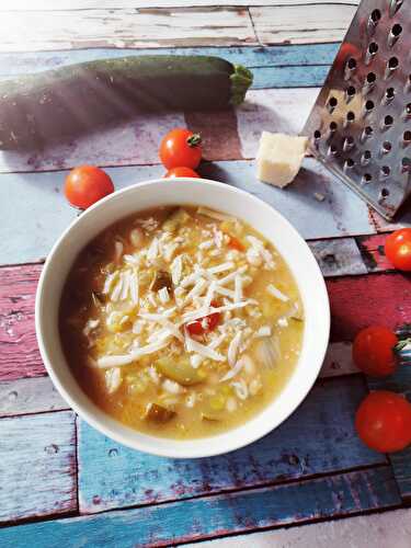 Minestrone d’été aux courgettes et aux tomates cerises