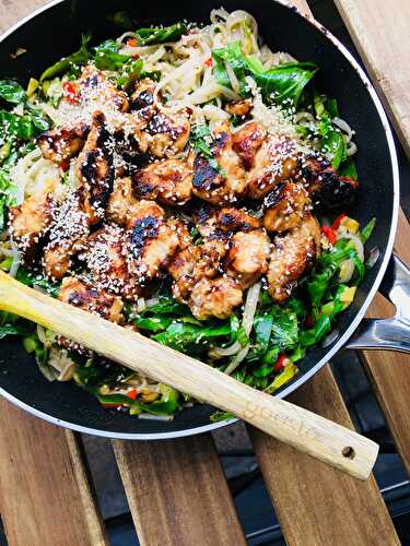 Poêlée épicée de poulet aigre-doux au sésame et de nouilles de riz