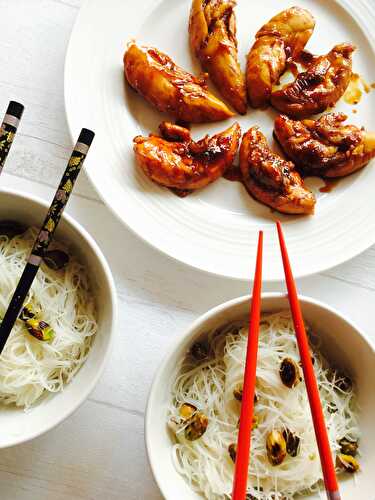 Poulet au caramel et ses vermicelles de riz aux pistaches grillées 