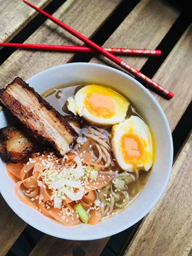 Ramen: bouillon japonais et nouilles soba, œuf mollet et porc grillé aux épices