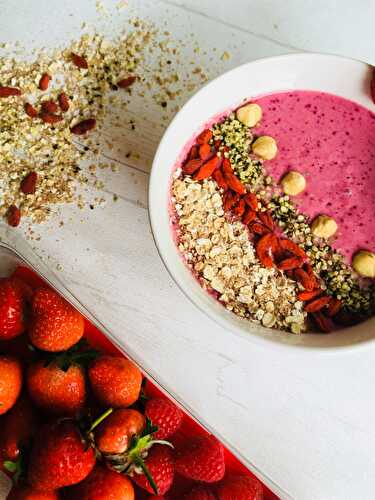 Red smoothie bowl de saison