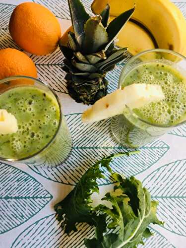 Smoothie ananas, orange, banane et chou kale