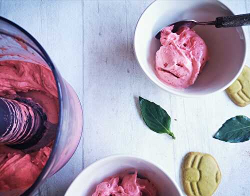 Sorbet aux fraises et au basilic minute