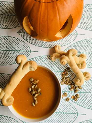 Soupe d’Halloween citrouille, carottes et orange et ses gressins maison