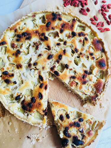 Tarte amandine à la rhubarbe et aux baies de Goji, pâte sablée aux flocons d’avoine