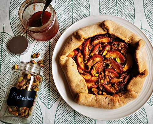 Tarte rustique nectarines et pistaches à la confiture de fraises, pâte sucrée au levain