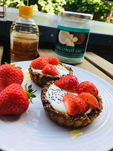 Tartelettes granola aux fraises, yaourt et miel