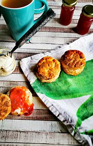 Traditionnels scones anglais et confiture de fraises au Pimms