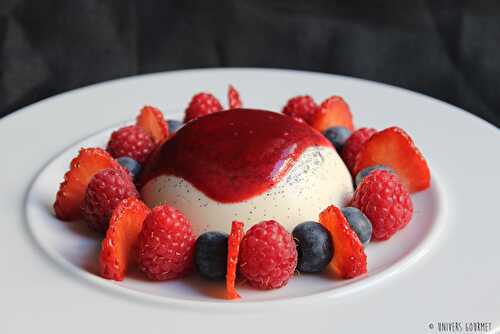 Panna Cotta aux fruits rouges en demi-sphère