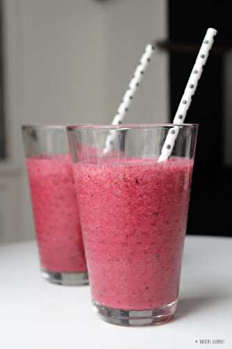 Smoothie banane, oranges, fruits rouges & pomme