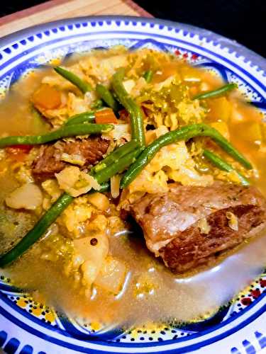 Bouillon de plat de côte et légumes variés, parfumé au curry