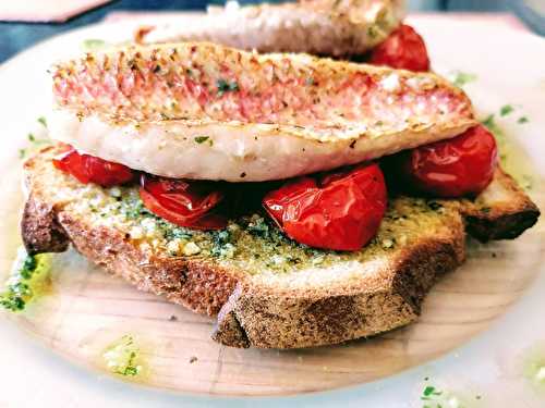 Bruschettas tomates cerises confites, filets de rouget, pesto