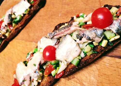 Bruschetta de sardine à l'huile sur une salade salsa