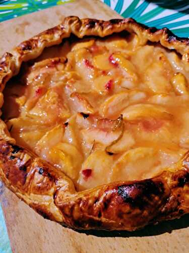 Tarte rustique aux pêches, citron vert et romarin