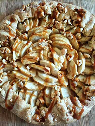 Tarte rustique pommes, caramel beurre salé, noisettes