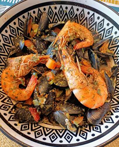 ​​​​​​​Moules et crevettes au bouillon de tomates et curry