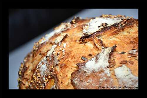 Pain cocotte aux céréales et au levain