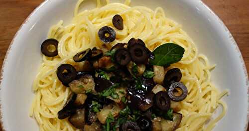 Spaghetti à l'aubergine, cardamome et basilic