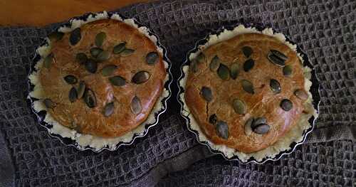 Tartelettes artichaut, sésame, tomate, échalote et graine de courge