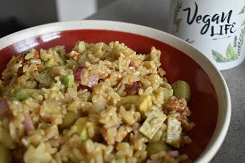 Salade de riz express – avocat, noix, tofu et olives (vegan et sans gluten)