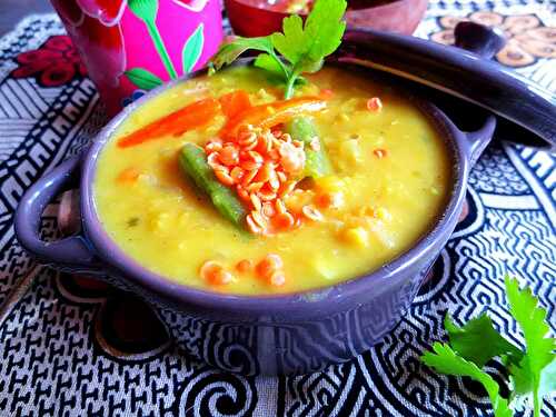 Soupe de lentilles corail et légumes au lait de coco