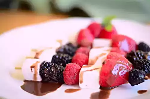 Brochettes Sucrées de Guimauve et Fruits Rouges