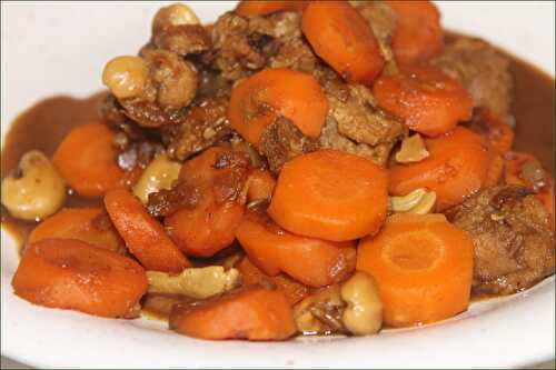 Braisé de carottes, soja texturé et cajou. – VégéCarib