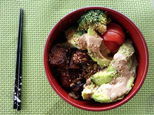 Buddha bowl épeautre, avocat, brocoli, seitan et sauce tahini (vegan) – VégéCarib