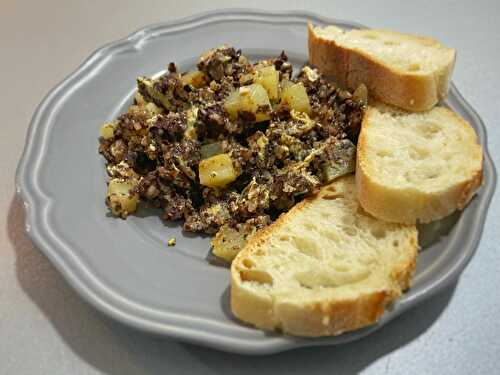 Oeufs brouillés aux pommes de terre et boudin