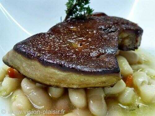 Foie gras de canard poêlé aux haricots blancs ail et thym