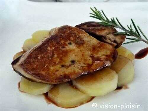 Foie gras poêlé ses pommes de terre au romarin et sa vinaigrette au porto