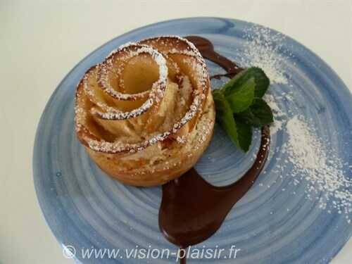 Roses feuilletées aux pommes, noix de coco et chocolat