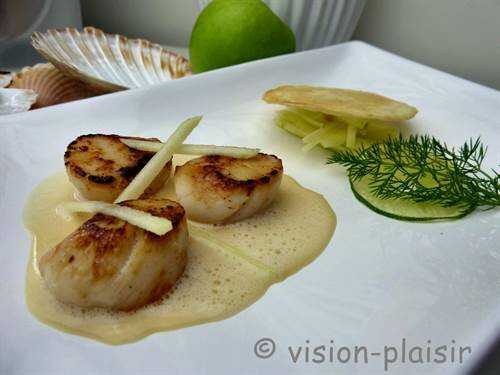 Saint-Jacques rôties au jus de pomme de Granny Smith et sa tuile aux amandes