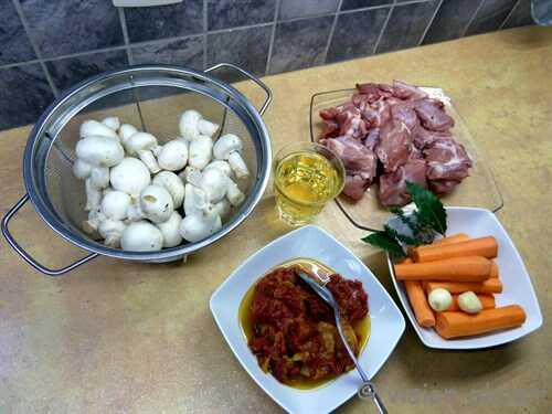 Sauté de veau à la tomate et champignons