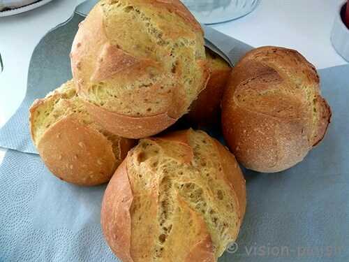 Petites boules de pains aux graines de sésame et curcuma